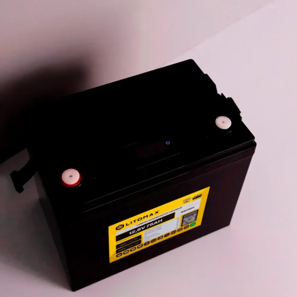 Литиевый аккумулятор тяговый LITOMAX LiFePO4 12,8V 75Ah с цветным монитором IP65 вид сверху