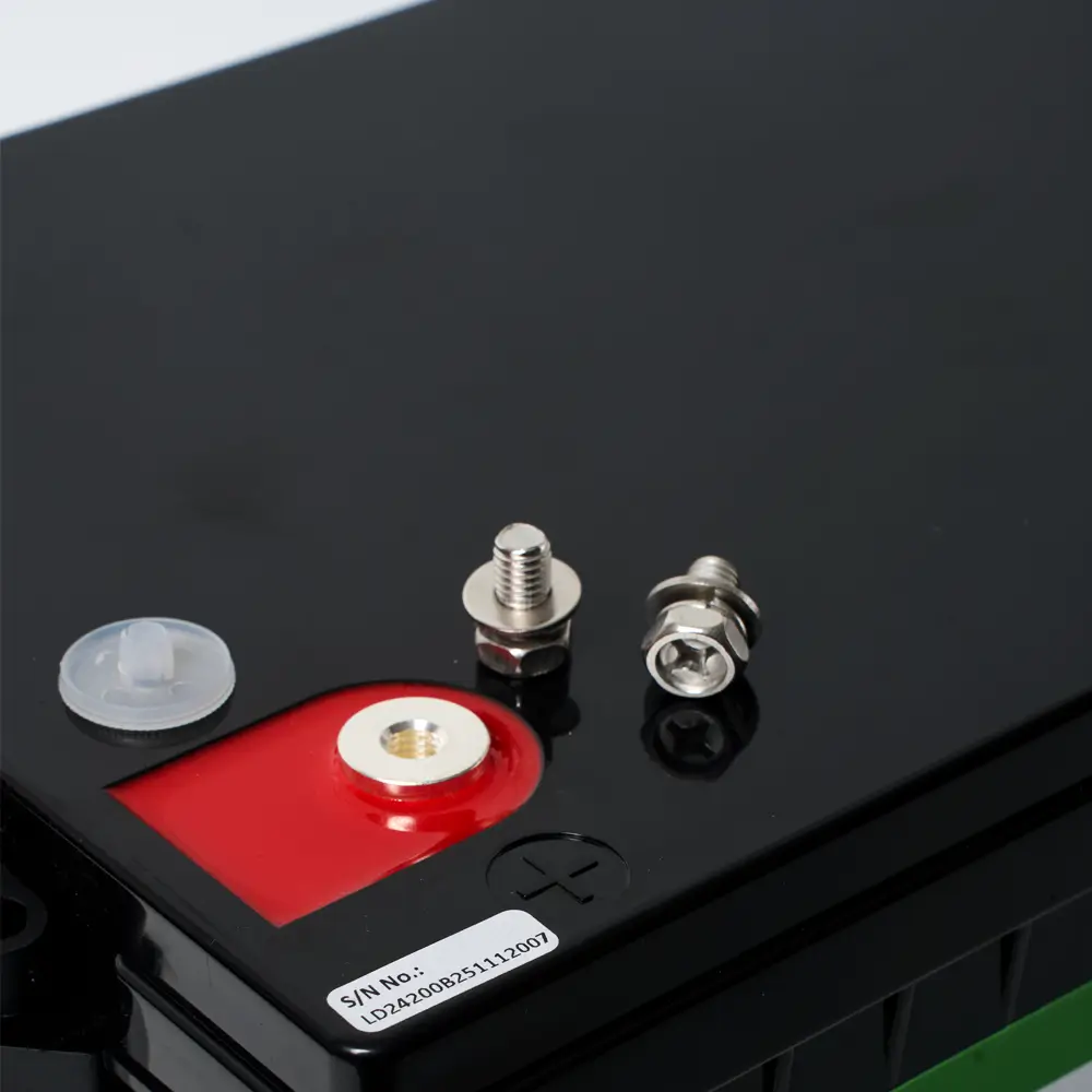 Литиевый аккумулятор тяговый ЛИТДЖЕТ GREEN LiFePO4 24V 200Ah 5120Wh BT IP67 BMS 150A 7 Литиевый аккумулятор тяговый ЛИТДЖЕТ GREEN LiFePO4 24V 200Ah 5120Wh BT IP67 BMS 150A фото клеммы